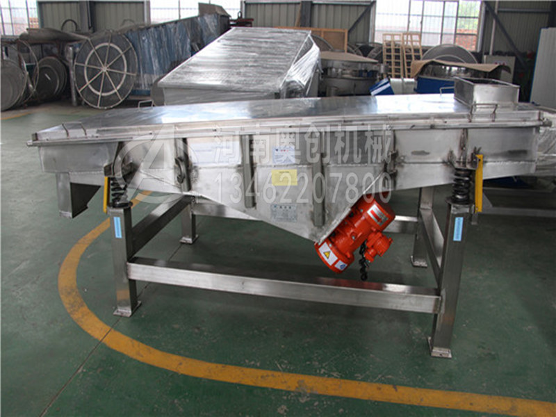 使用干性精制盐筛分分级专用直线振动筛选机时应注意什么？