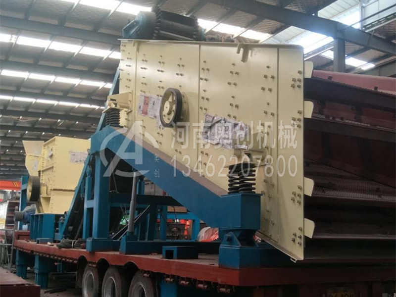 直线振动筛利用振动电机作为振动源，物料被抛在筛上并沿直线前进