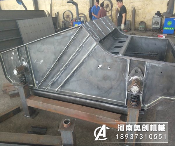 一小时生产100吨的洗砂生产线一般使用多少型号的振动脱水筛？