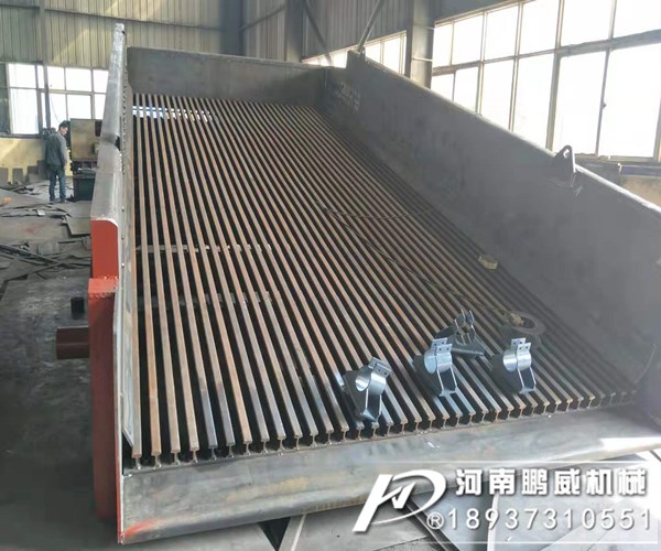 砂石振动筛为什么一个角下料多一个角小料少？?