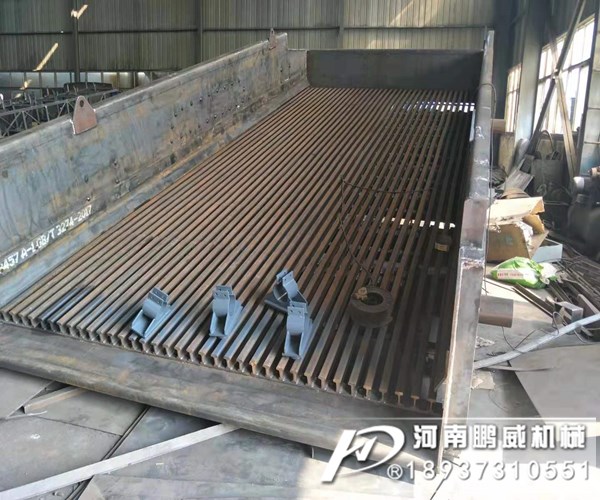 砂石振动筛为什么一个角下料多一个角小料少？?