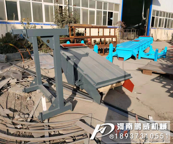 小型直线运动振动筛突然料跑边一边去是什么原因?