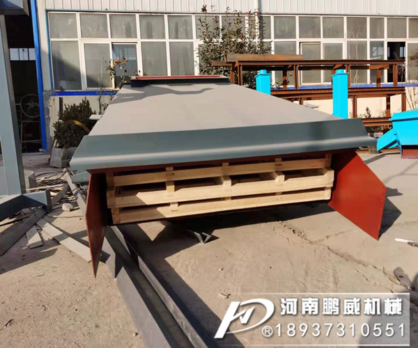 小型直线运动振动筛突然料跑边一边去是什么原因?