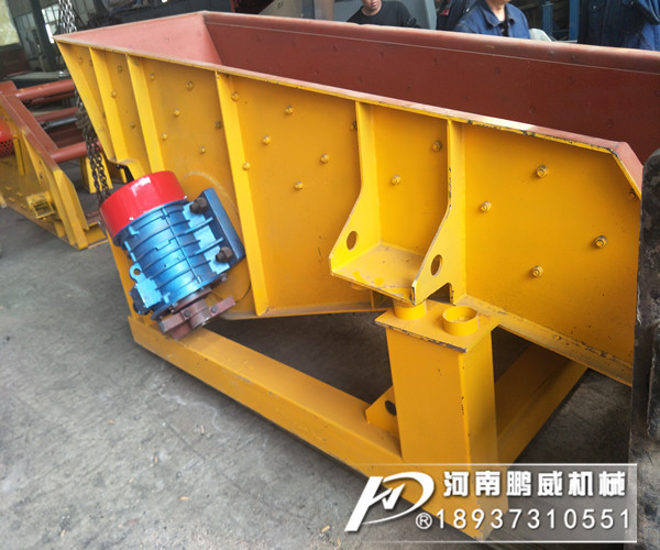 振动给料机不走料是不是和振动电机安装角度有关系？