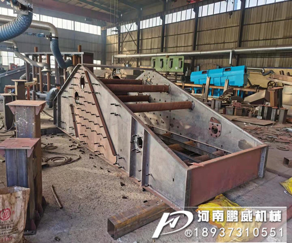 砂石振动筛激振源一直往外甩油是什么原因?