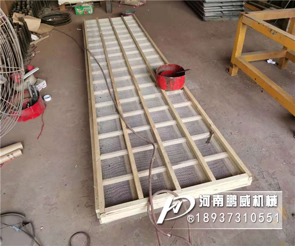 土石圆振动筛筛网堵泥怎么样解决？