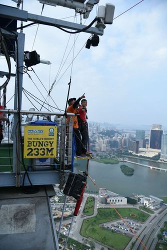 澳门研究生最新资料和滑翔男子被吸至高空与滑翔男子被吸至高空视频