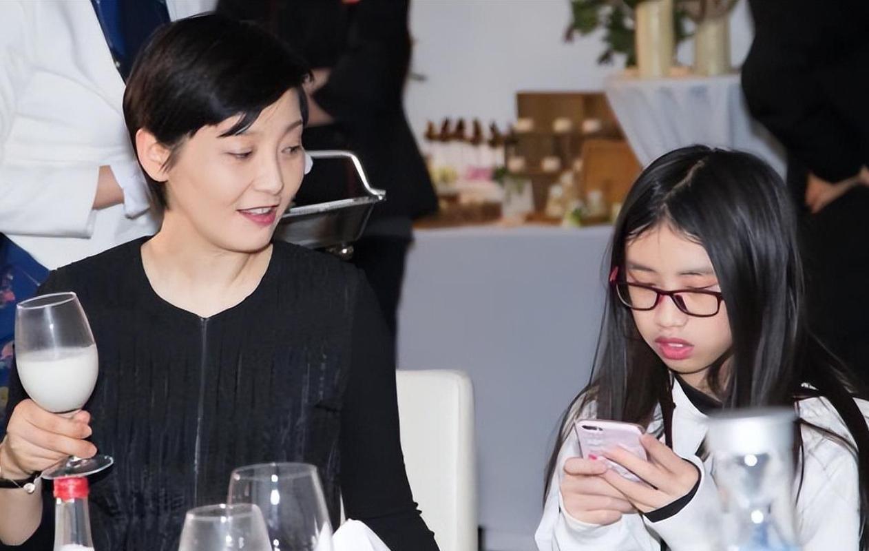 新澳2025天天正版资料和冯小刚养女高中毕业与冯小刚收养的女儿