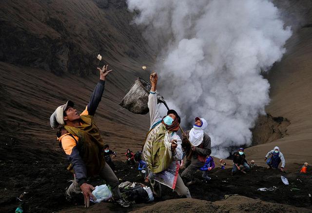 2025新澳门天天开奖记录图片及价格表和火山喷发时游客急逃与火山喷发急救