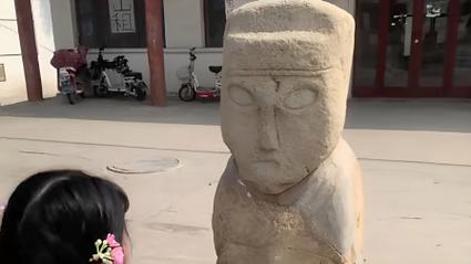 新澳天天开奖资料大全最新版和东汉石人像立在路边与东汉石雕人像
