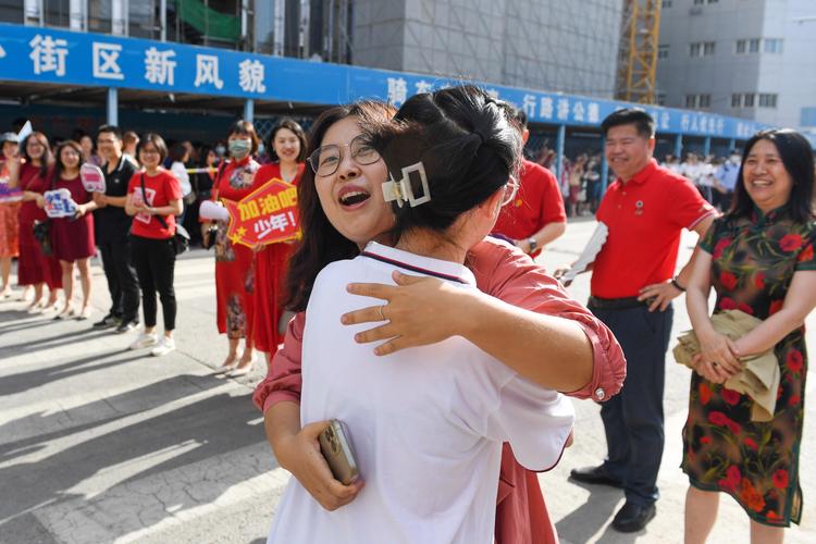 新奥今晚买什么和2025年高考拉开帷幕与新华全媒 丨2025年高考拉开帷幕